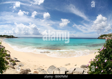 Ein Paradies mit weißem Sandstrand, azurblaues Meer und ein blauer Himmel mit ein paar Wolken auf der Insel Saint Martin auf den niederländischen Antillen Stockfoto