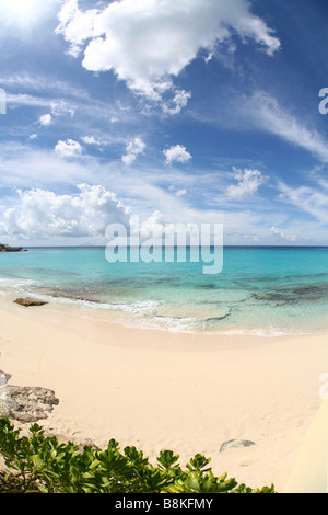 Ein Paradies mit weißem Sandstrand, azurblaues Meer und ein blauer Himmel mit ein paar Wolken auf der Insel Saint Martin auf den niederländischen Antillen Stockfoto