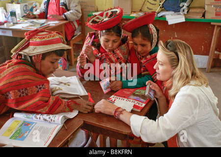 Touristen mit Quechua indische Kinder im Klassenzimmer, Willoq, Urubamba-Tal, Peru Stockfoto