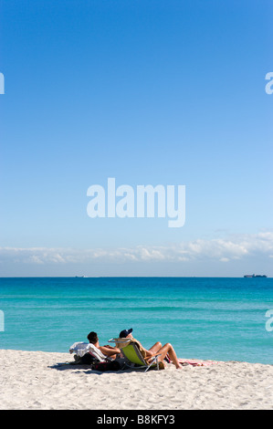 Zwei Männer Sonnenbaden am South Beach, Miami Beach, Gold Coast, Florida, USA Stockfoto
