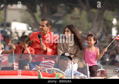 Antonio Villaraigosa, Bürgermeister in chinesischen Neujahrsfest. Jährliche Golden Dragon Parade in Chinatown, Los Angeles, Kalifornien Stockfoto