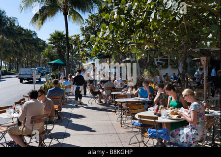 Frühstück in einem Restaurant am Ocean Drive im Art-Deco-District, South Beach, Miami Beach, Gold Coast, Florida, USA Stockfoto