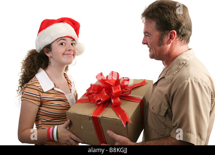 ein Mädchen erhalten ein Weihnachtsgeschenk von einer isolierten horizontalen Kurier geliefert Stockfoto