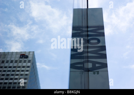 Niedrigen Winkel Ansicht des Museum of Modern Art (MOMA) Gebäude mit Citibank-Logo am Gebäude spiegelt sich in Fenstern in New York City, USA Stockfoto