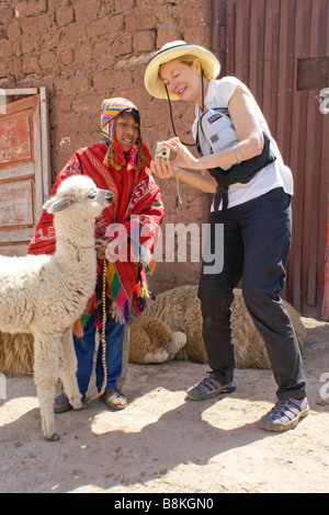 Touristische Übersicht digitale Bild zu Quechua indischen Jungen mit Baby Llama (cria), Cuzco, Peru Stockfoto