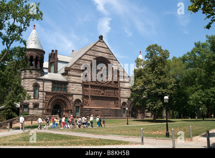 Gruppe von Touristen in der Nähe von Alexander Hall, Princeton University; NJ; Neu; Jersey; USA-NJ; Neu; Jersey; USA Stockfoto