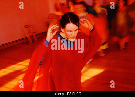 Tanzen in einer Eurythmics-Klasse bei Botton Dorf Gemeinschaft Camphill Trust für Menschen mit Lernbehinderungen, Yorkshire England Stockfoto