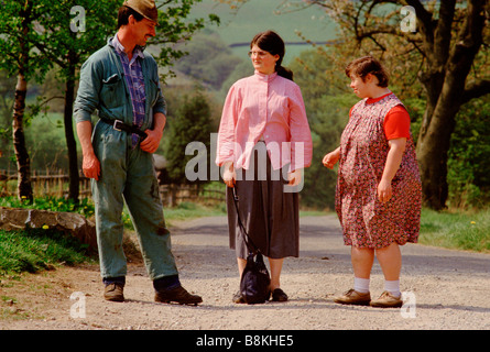 Botton Dorf für Menschen mit Lernschwierigkeiten.  Mitglieder der Community Chat auf ihrem Weg zu ihren Jobs. Stockfoto