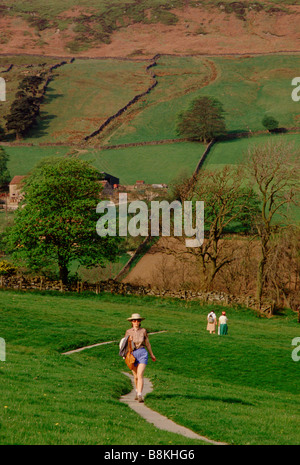 Botton Dorf für Menschen mit Lernbehinderungen, North Yorkshire, England. Die Menschen gehen wieder vom Hof. Stockfoto