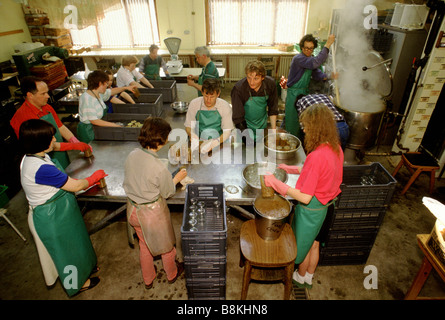 Botton Dorf für Menschen mit Lernbehinderungen, North Yorkshire.  Community-Mitglieder stellen Gläser Gurken zu verkaufen. Stockfoto