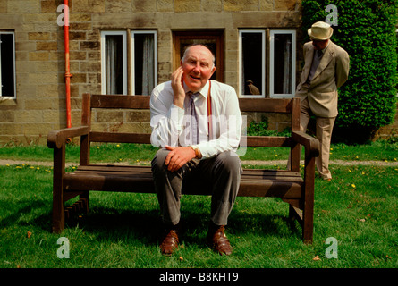 Botton Dorf für Menschen mit Lernbehinderungen, North Yorkshire England: ein Community-Mitglied sitzt auf einer Bank. Stockfoto