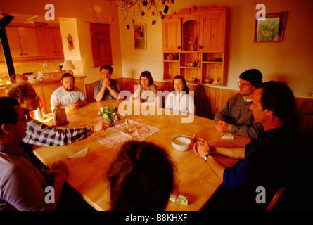 Botton Dorf für Menschen mit Lernbehinderungen, North Yorkshire.  Community-Mitglieder sammeln für ein gemeinsames Essen. Stockfoto