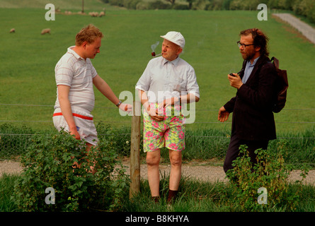 Botton Dorf für Menschen mit Lernbehinderungen, North Yorkshire.  Mitglieder halten, um von einem Feld miteinander zu reden. Stockfoto