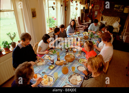 Botton Dorf für Menschen mit Lernbehinderungen, North Yorkshire.  Community-Mitglieder sammeln für ein gemeinsames Frühstück. Stockfoto