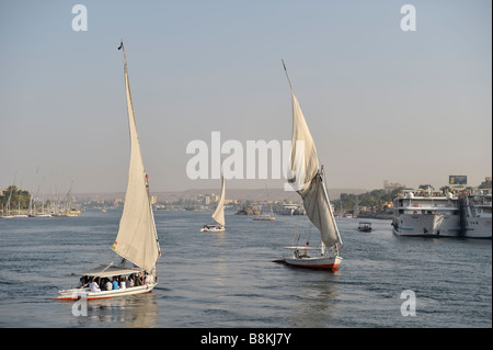Felucca und Kreuzfahrt-Schiffe. Assuan, Ägypten 081121 33257 Stockfoto