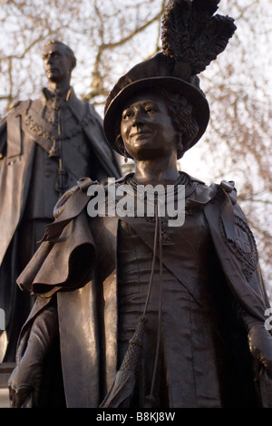 Statue der Königin Elizabeth die Königin-Mutter steht vor ihrem Mann König George VI The Mall London UK Stockfoto