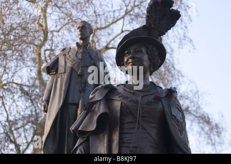 Statue von Königin Elizabeth die Königin-Mutter steht vor einem ihres Ehemannes König George VI, The Mall, London UK. Stockfoto