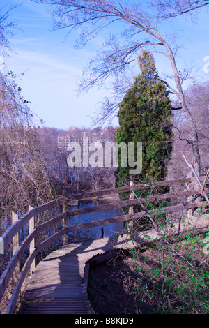 Holzsteg über überfluteten Steinbruch auf Belle Isle in Richmond, Virginia. Stockfoto