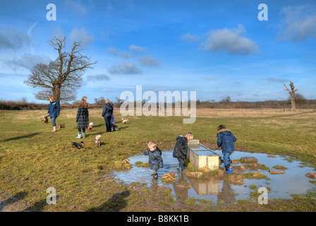 Gruppe von Kindern beim Spielen im Schlamm und Wasser Stockfoto