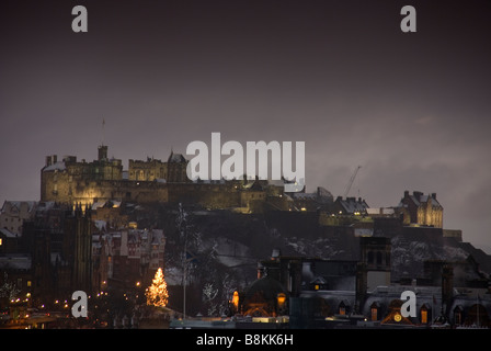 Edinburgh Castle vom Calton Hill an einem Winterabend, Edinburgh, Midlothian, Scotland Stockfoto