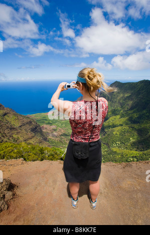 Mittlere gealterte Frau eine digitale Aufnahme von einem Aussichtspunkt mit Blick auf Kalalau Valley auf die Na Pali Küste Kauai Hawaii USA Stockfoto