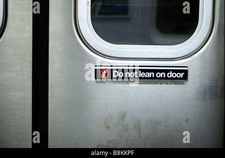 Detail der schmutzigen New York City Subway Tür mit Schild "Tun nicht Lean On Door" Stockfoto