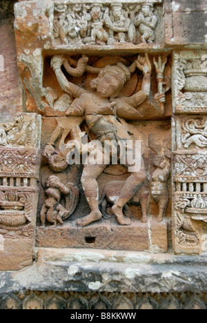 Satrughnesvara Tempel-Nataraja, (tanzenden Shiva) in Nische auf dem unteren Teil des Tempels, Ansicht von Süden. Orissa, Indien. Stockfoto