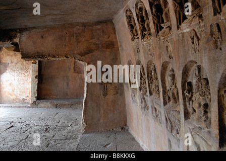 Höhle 7 : Navamuni Gumpha General-Ansicht des Höhleninnenraums mit neun tirthankaras und Göttinnen unten, Khandagiri Caves, Odisha, Indien Stockfoto