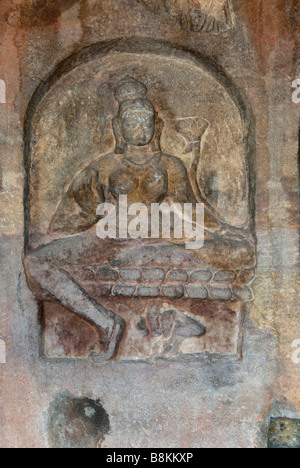 Orissa, Khandagiri, Höhle Nr. 7 Navamuni Gumpha - Göttin sitzend auf Lotus-Thron unter Tirthankara. Stockfoto