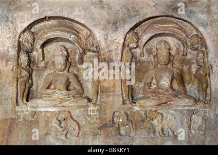 Höhle 7 Navamuni Gumpha. Ein Paar tirthankars mit Chouri-Trägern unter neun von ihnen an der Rückwand. Khandagiri Caves, Odisha, Indien Stockfoto