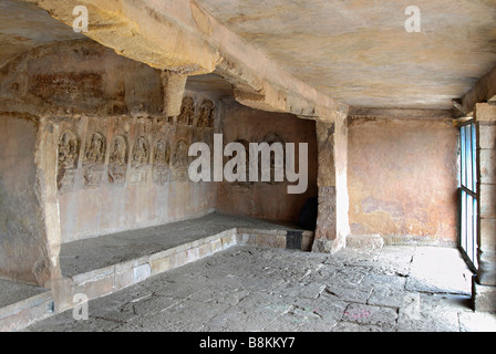 Höhle 7 : Navamuni Gumpha General-Ansicht des Höhleninnenraums mit neun tirthankaras und Göttinnen unten, Khandagiri-Höhlen, Odisha, Indien Stockfoto