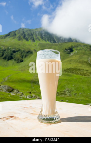 Frische Buttermilch von der Alp Steinbergalm auf 1712m Stockfoto