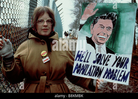 Greenham Berkshire UK 13. Dezember 1982 Frau Demonstrant an Greenham Common Frieden Frauenlager mit Ronald Reagan poster Stockfoto