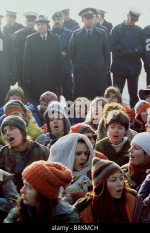 Greenham Berkshire UK 13. Dezember 1982 Demonstranten auf dem Greenham Common Frauen Friedenslager "Wehklagen" weil sie die Straße blockieren. Stockfoto