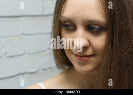 Porträt einer lächelnden junge hübsche Mädchen mit langen Haaren Stockfoto