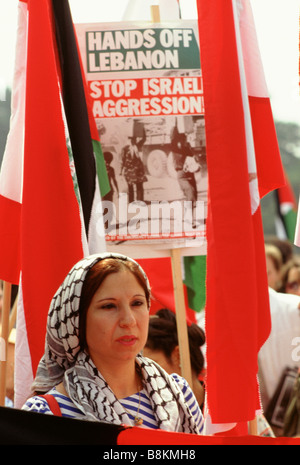 Eine Frau hält eine libanesische Flagge bei einer Demonstration gegen die israelische Invasion vom Libanon, London England, 31. Juli 1982 Stockfoto