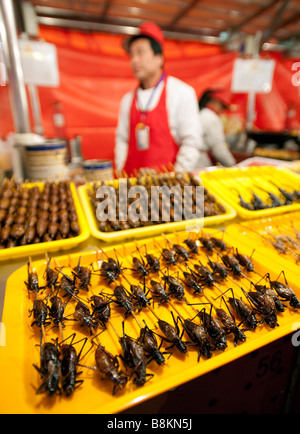 Anbieter bei einem Food stall in Donghuamen Straße Nacht Essen Markt in Peking Stockfoto