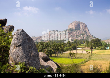 Indien-Tamil Nadu Gingee Fort Rajagiri Bergfestung unter Felslandschaft Stockfoto