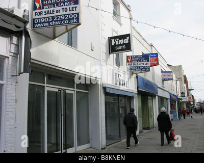 Leer Shop-Einheiten in einem verlassenen Teil des Worthing Einkaufszentrum aufgrund der Kreditkrise geschlossen Stockfoto