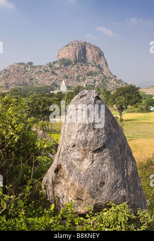 Indien-Tamil Nadu Gingee Fort Rajagiri Bergfestung unter Felslandschaft Stockfoto