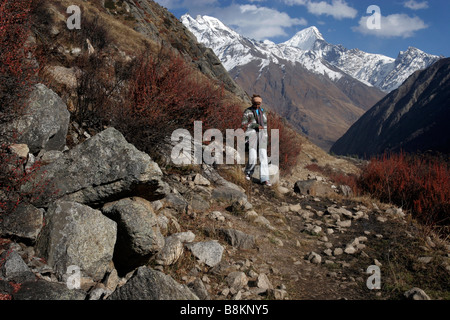 Ein Mädchen geht in die Berge des Himalaya rund um Chitkul im Sangla Tal von Hiomachal Pradesh in Nordindien Stockfoto