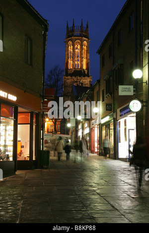 City of York, England. Coppergate Einkaufszentrum mit der Laterne-Turm der Bürgersteig Allerheiligenkirche im Hintergrund. Stockfoto