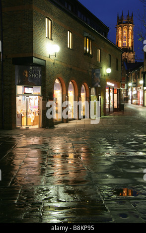 City of York, England. Abends Blick auf das Coppergate Einkaufszentrum mit Jorvik Viking Centre Eingang im Vordergrund. Stockfoto