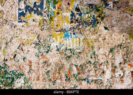 Indien-Tamil Nadu Tiruvannamalai texturale Fragmente des zerrissenen Plakaten an Wand Stockfoto