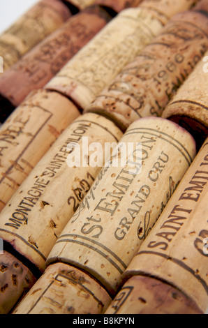 Sammlung französischer Weinkorken mit Vintage-Etiketten und Branding-Details von verschiedenen Weingütern während der letzten Weinprobe Stockfoto