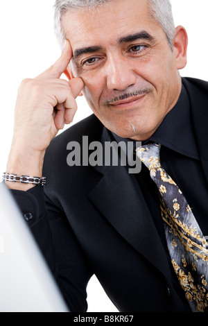 Reife grauen Haaren kreativen aussehenden Geschäftsmann denken isolierten auf weißen Hintergrund Stockfoto