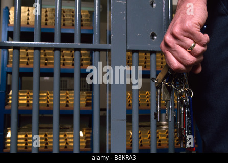 Die Bank of England u Gold Gewölbe in London Stacks von Goldbarren sind auf Ablagen angeordnet. Stockfoto