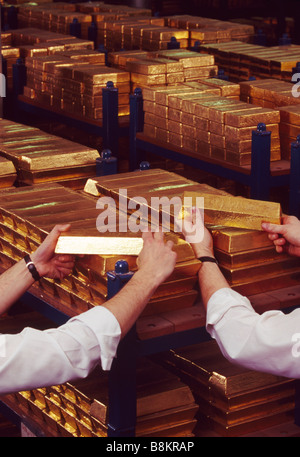 Die Bank of England u Gold Gewölbe in London Stacks von Goldbarren sind auf Ablagen angeordnet. Stockfoto