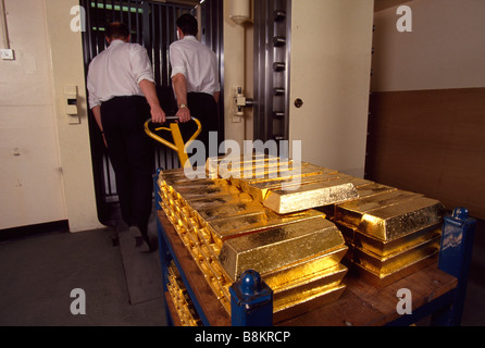 Die Bank of England u Gold Gewölbe in London Stacks von Goldbarren werden Speicher Stockfoto