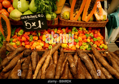 Frisches Obst und Gemüse bei der Mercat de Sant Josep La Boqueria nur abseits die La Rambla de Sant Joseph in Barcelona Spanien Stockfoto